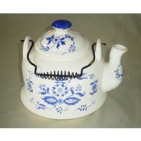 Blaue Zwiebel Keramik Teekanne, Signiert Made in Japan Mit Aufgetragenem Metallgriff von BooksShop