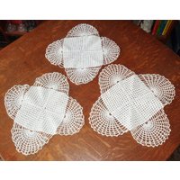Hand Gehäkelt Häkeln Weiß Doily Doilies Vintage, Set Von 3 von BooksShop