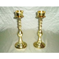Messing Gold Ton Metall Twisted Stem Taper Kerzenhalter Set Von 2 Vintage Made in India von BooksShop