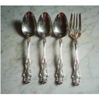 Rogers & Hamamton 1904 Tudor Set Mit 4 Servierstücken Ohne Monogramm, Servierlöffel Und Mittelgroße Fleischvorlegegabel von BooksShop