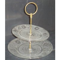 Tiara Sandwich Glas 2-Tier Tid Bit Tablett Servierstück W Tragegriff, Vintage von BooksShop