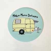 Magnet, Make More Detours, Kühlschrankmagnet, 3-Zoll-Kreis, Camping Reisezitat Magnet, Make More Detours, Kühlschrankmagnet, 3-Zoll-Kreis, Camping Reisezitat von Boomerang360