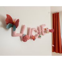 Schmetterling Name Banner, Blumen Kinderzimmer Dekor, Mädchen Namen Girlande, Filz Vogel Rose Baby Namensschild, Personalisiertes Geschenk von BoosBabyArt