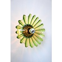 Grüne Flush Mount Wandleuchte Oder Deckenleuchte, Upcycled Vintage Bundesglas Celestial Limelight Starburst Bowl Lampenschirm von BootsNGus