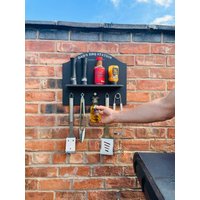 Anpassbarer Grillbesteck Halter Mit Saucen Regal & Flaschenöffner von BoozyWoos