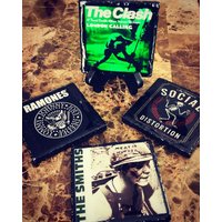 4Er Set Untersetzer Aus Resin Mit Einer Mischung The Clash, Ramones, Smiths & Social Distortion von BopaleenaHandmade