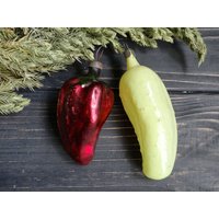 Rote Paprika Und Gurke 2Er Set Glas Weihnachtsschmuck Weihnachtsdekoration Gemüse Rot Rotes Vintage Weihnachtsgeschenk Für Veganer Rote Paprika Und Gurke 2Er Set Glas Weihnachtsschmuck Weihnachtsdekoration Gemüse Rot Rotes Vintage Weihnachtsgeschenk Für Veganer von BornInTheSoviet