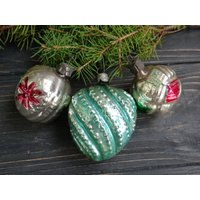 Silber Grün Glas Weihnachtsschmuck Set Mit 3 Vintage Baumkugeln Weihnachtsbaum Dekoration Abstrakte Glühbirnen Merkur Weihnachtsgeschenkkugeln von BornInTheSoviet