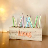 Stiftehalter Kind Name | Schulkind 2025 Malstation Stifteköcher Personalisiert Stiftebox Montessori Stiftehalter Kind Name | Schulkind 2025 Malstation Stifteköcher Personalisiert Stiftebox Montessori von BorrmaennchenShop