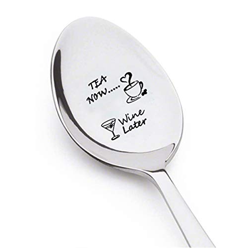 „Friday Morning Spoon“ Teelöffel mit Aufschrift „Tea Now, Wine Later“ Tolles Geschenk für Weinliebhaber. Teelöffel mit Gravur von Boston Creative Company LLC, A40. von Boston Creative Company