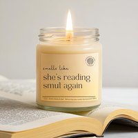 Duftkerze "Smells Like She's Reading Smut Again" Kerze Im Glas Sojawachs Für Bücherwurm Geschenkidee Geburtstag Bücherkerze Bookish von BotanicalGlowCandles