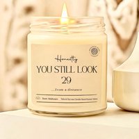 Kerze Zum 30. Geburtstag - Honestly You Still Look 29 From A Distance Witzig Mit Spruch Geschenk Aus 100% Sojawachs von BotanicalGlowCandles