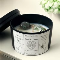 Kerze Sternzeichen Skorpion Personalisierte Duftkerze Geburtstag Sternzeichenkerze Sternbild Mit Edelsteinen Wie Mondstein & Grüne Jade von BotanicalGlowCandles