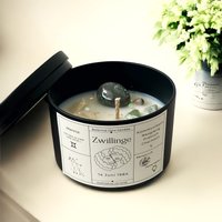 Kerze Sternzeichen Zwillinge Personalisierte Duftkerze Geburtstag Sternzeichenkerze Sternbild Mit Edelsteinen Wie Mondstein & Grüne Jade von BotanicalGlowCandles