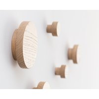 Moderne Wandhaken Aus Eichenholz Für Die Garderobe Und Dekorative Befestigung von BotanikaStudio