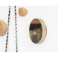 Moderner Kleiner Runder Holzspiegel Mit Dekorativem Eingangsbereich Kleiderhaken von BotanikaStudio