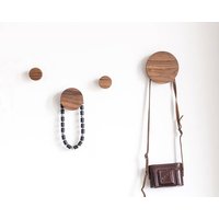 Walnuss Kleiderhaken, Moderne Wandgarderobe Für Die Organisation Des Eingangsbereichs von BotanikaStudio