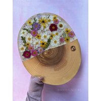 Holzbrett Mit Beigem Kunstharz Und Getrockneten Blumen | Kosmos, Anemone, Hortensien, Eukalyptus Mehr - Botanical Art Holzbrett Mit Beigem Kunstharz Und Getrockneten Blumen | Kosmos, Anemone, Hortensien, Eukalyptus Mehr - Botanical Art von Bothainical