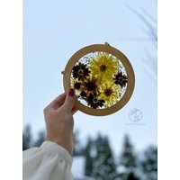 Runder Holzrahmen Mit Harz Und Getrockneten Blumen - Rahmen Trockenblumen Wohndekor Epoxidharz von Bothainical