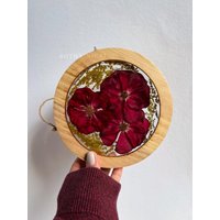 Runder Holzrahmen Mit Harz Und Getrockneten Roten Rosen - Rahmen Trockenblumen Wohndekor Epoxidharz Getrocknete Rote Rose von Bothainical