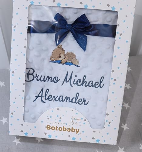 BotoBaby Babydecke Zweilagige Decke – Bestickt mit Namen & Datum – Geschenkbox - Kuscheldecke 75x100 cm | Perfekt zur Geburt & Taufe (75 x 100 cm, Blau - Sternen + Geschenkbox) von BotoBaby