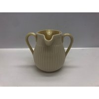 Vintage 1955-1965 Belleek White & Yellow Parian China Creamer Pitcher Krug Zweite Grüne Markierung 2 Ausgießer von BottomLineEnfield