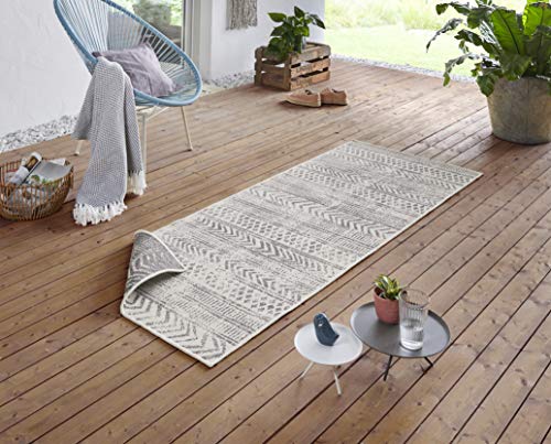 NORTHRUGS In- und Outdoor Teppich Biri 80x250cm - Wendeteppich Wetterfest Boho Style Vintage Design Läufer für Balkon Terrasse Garten Wintergarten Wohnzimmerteppich Wasserfest in Grau Creme von NORTHRUGS