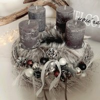 Chaletkranz Adventskranz Weihnachtsgesteck Mit Fell in Greige Grau Silber Anthrazit von BoutiqueBellezar