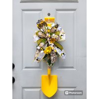 Sommerkranz, Bienenschaufel Türkranz, Blauer Und Gelber Kranz, Schaufel Türhänger, Blumenkranz, Schaufel Dekor Für Frühling, Bienenkranz von BoutiqueWreaths77