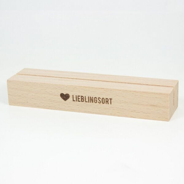 Bow & Hummingbird Kartenständer Lieblingsort aus nachhaltigem Buchenholz Bow & Hummingbird Kartenständer Lieblingsort aus nachhaltigem Buchenholz von Bow & Hummingbird