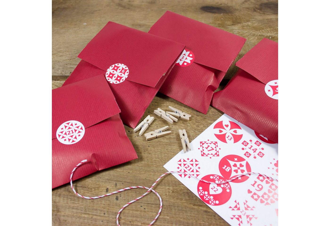 Bow & Hummingbird befüllbarer Adventskalender Adventskalender Rot/Weiß zum Befüllen, DIY von Bow & Hummingbird