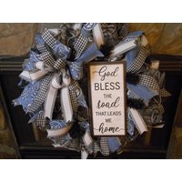 Landhaus Charm Bless The Road Wreath von BowsandBurlapGA