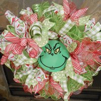 Zauberhafter Adventskranz Mit Einem Grünen Monster Twist von BowsandBurlapGA