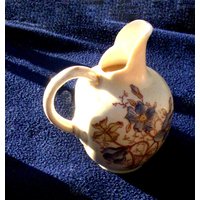 Ungewöhnlicher Vintage Kleiner Blumenkrug Mit Abgeflachter Seite Und Verlängertem Ausguss, Blumenmotiv, Etwa 1930Er Jahre. Einzigartiges von BoxV