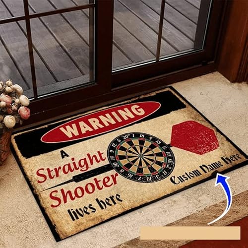 Boxbit fußmatte innen außen fussmatte Fußmatte mit individuellem Namen „Darts A Straight Shooter Lives Here“. deko Wohnzimmer Zimmer deko von Boxbit