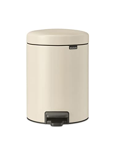 Brabantia - NewIcon Treteimer 5L - Kleiner Abfalleimer für Bad oder Toilette - Sanft Schließender Deckel - Leichte Pedalbedienung - Entnehmbarer Inneneimer - Soft Beige - 21 x 28 x 29 cm von Brabantia