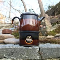 Ben Seibel Tee Kanne Mikasa Töpfer Kunst Japan Keramik Mid Century 1960Er Jahre Jahrgang Tackett Bauer Butter Scotch Feuer Song von BrainWashington