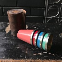 In Den 30Er Jahren Des 4. Hotels Befindet Sich Ein Plated Brass Picnic Luncheon Cups in Leder Pouch Vintage Mid-Century Art Deco Pre-War Design In Den 30Er Jahren Des 4. Hotels Befindet Sich Ein Plated Brass Picnic Luncheon Cups in Leder Pouch Vintage Mid-Century Art Deco Pre-War Design von BrainWashington