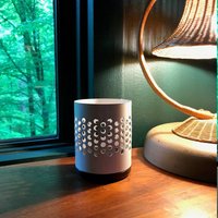 Mitte Century White Rexite Perforated Metal Cup Pencil Holder Desk Accessory Storage Bin Vintage von BrainWashington