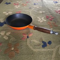 Orange Atomaren Essen Werfer Le Creuset 24 Bratpfanne Teak Griff Eisen Vintage Mid Century von BrainWashington