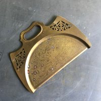 Vintage Messing Gedrückt Geätzt Tisch Krümel Staub Bin Server Geschirr Mitte Des Jahrhunderts Art Deco von BrainWashington