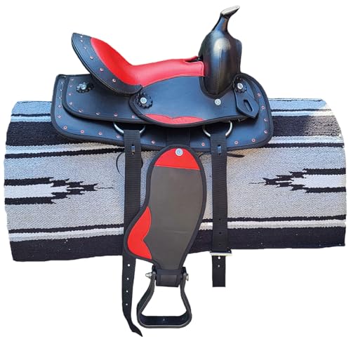 Brama West Kinder Westernsattel Little Cowboy mit Decke | Kindersattel mit Strasssteinen & Steigbügel | ideal für Holzpferd & Pony | Schwarz/Rot Brama West Kinder Westernsattel Little Cowboy mit Decke | Kindersattel mit Strasssteinen & Steigbügel | ideal für Holzpferd & Pony | Schwarz/Rot von Brama West