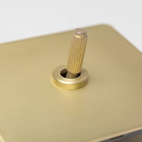 Gerändelte Schalter und Steckdosen aus satiniertem Messing (1-Gang-Zwischenschalter) von Brass bee