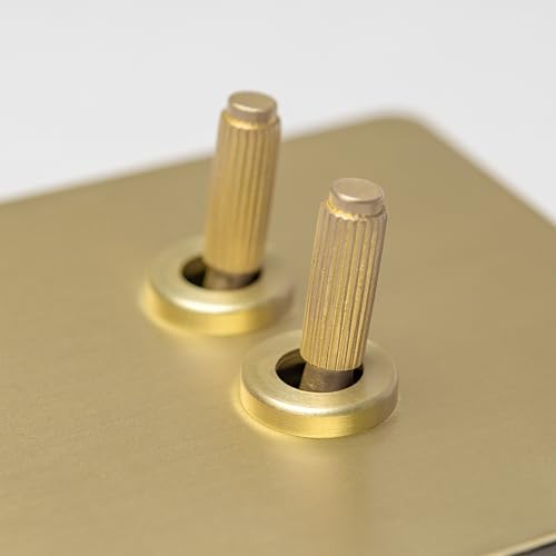 Gerändelte Schalter und Steckdosen aus satiniertem Messing (2-Gang-2-Wege-Kippschalter) von Brass bee