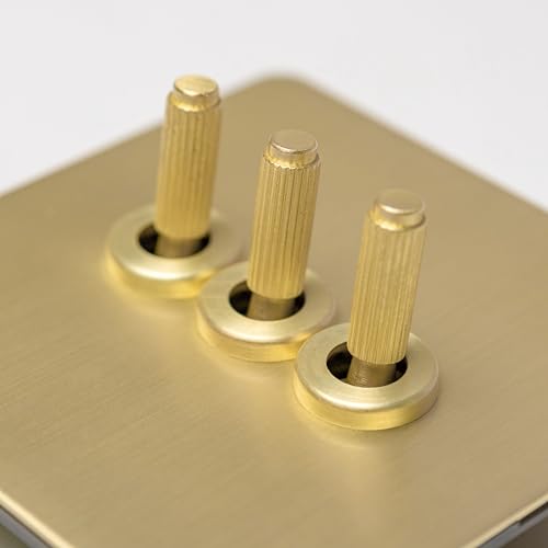 Gerändelte Schalter und Steckdosen aus satiniertem Messing (3-Gang-2-Wege-Kippschalter) von Brass bee
