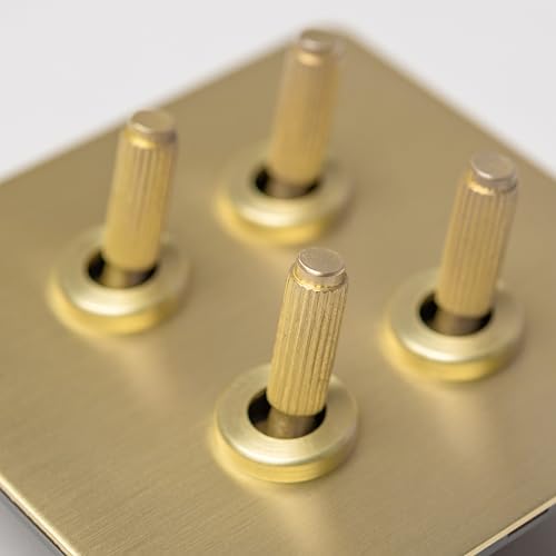 Gerändelte Schalter und Steckdosen aus satiniertem Messing (4-Gang-2-Wege-Kippschalter) von Brass bee