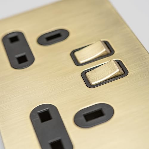 Gerändelte Schalter und Steckdosen aus satiniertem Messing (doppelte 13-A-Schaltsteckdose) von Brass bee