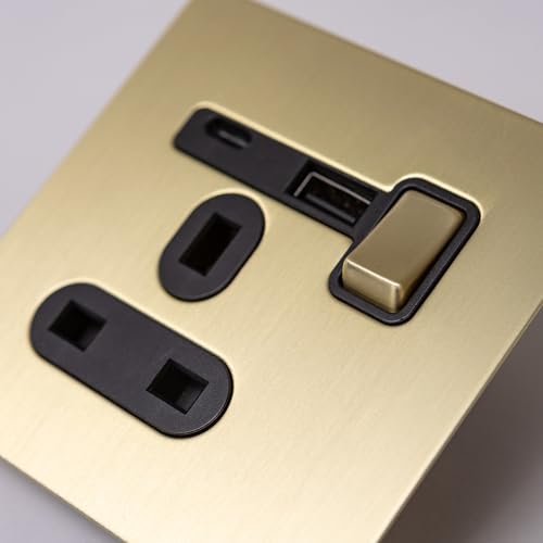 Gerändelte Schalter und Steckdosen aus satiniertem Messing (einzelne 13-A-Buchse mit USB A und C) von Brass bee