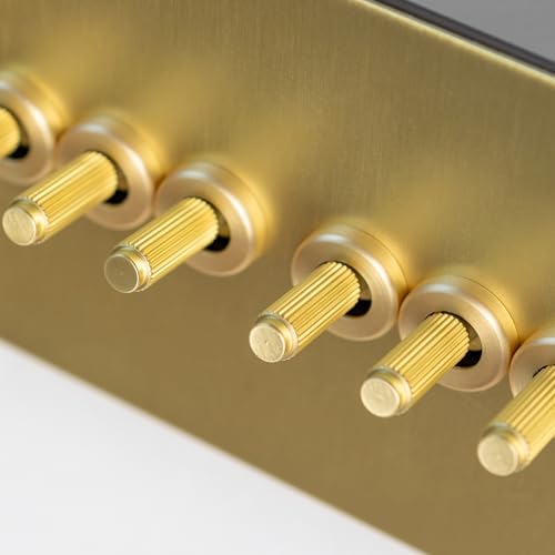 Gerändelte Schalter und Steckdosen aus satiniertem Messing Gerändelte Schalter und Steckdosen aus satiniertem Messing von Brass bee