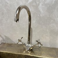 Gehämmerter Chrom Schwanenhals Waschbecken Wasserhahn von BrassArtistry